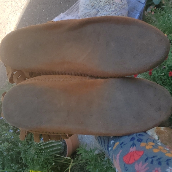 Minnetonka Moccasins 8.5 - Picture 5 of 9